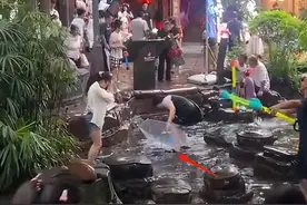 多大仇？女子被大吨位闺蜜锁脖，按水里数十秒险些丢命，网友炸锅图片