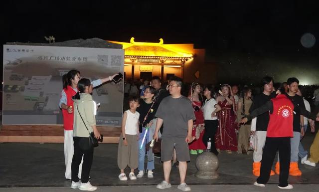 敦煌市： 闻令而动 超旺季跃动在月牙泉畔的“志愿红 ”