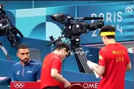 小迷糊孙颖莎忘记和裁判握手，王楚钦假装提裤子提醒，笑不活了！图片