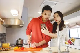 男子在村口躲父亲，无意撞见寡妇在给孩子喂奶，婚后生活无比曲折图片