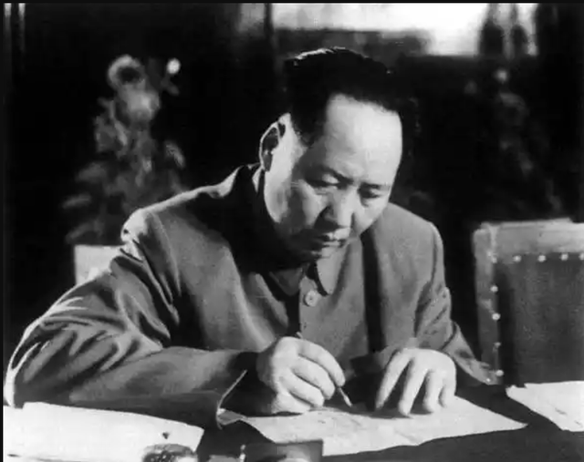 毛主席问铁路什么时候修到拉萨，李先念分析道：估计最少也得十年