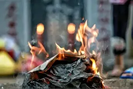 奇怪现象：烧纸钱时烟为什么围绕人转图片