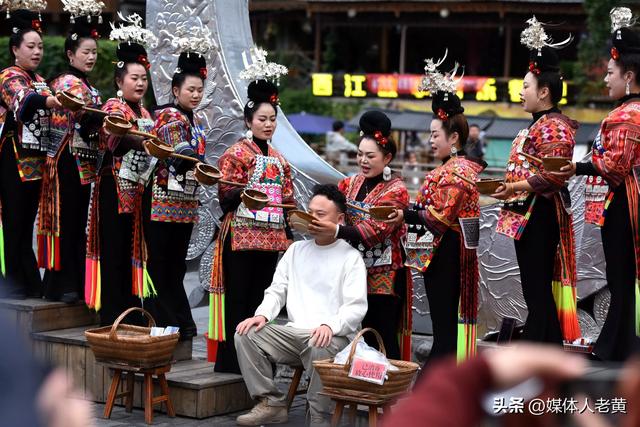 雷山西江苗寨初冬景色怡人吸引游客错峰出游