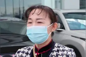 呼和浩特一女子刚提的新车，A柱就有补漆痕迹……图片
