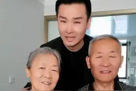 刘和刚罕晒全家福！父母打扮太朴素，骑老旧三轮，穿10元布鞋抢眼图片