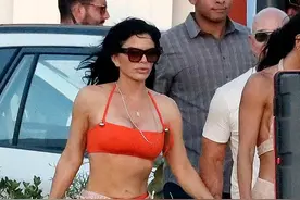 贝索斯未婚妻比基尼胸衣外穿真放飞！小腹没有一点赘肉，火辣极了图片