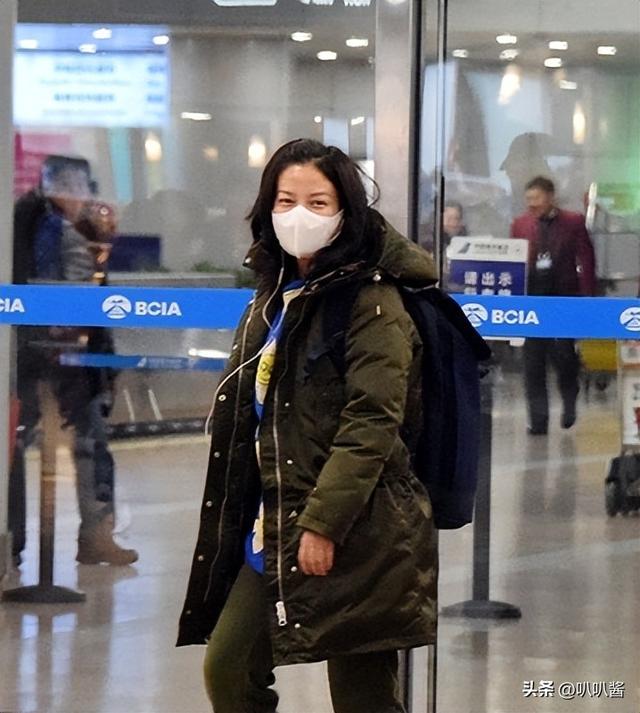 面相又变了！49岁赵薇广东吃饭，又老又瘦没架子，却再无回头路走