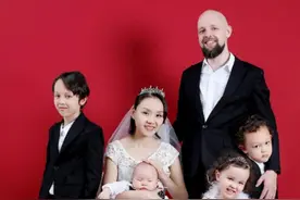 美国光头小伙娶上海美女，现定居在中国，生4个混血儿都不去上学图片