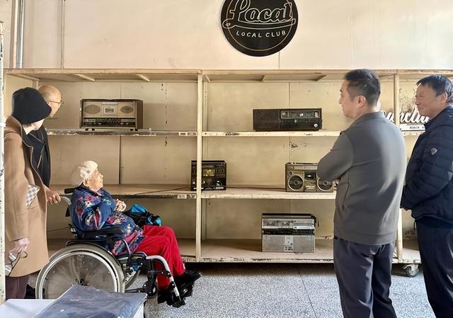 晴好周末 西安市民惬意游逛西仓市集文创公园