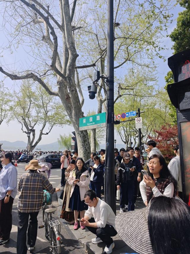 小长假外地游客涌向保俶塔和钱王祠，《太平年》引发的杭州文旅热还在持续