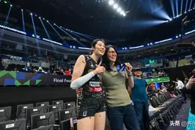 朱婷将金牌挂在郎平脖子上！郎平夫妇+姚迪在土耳其，给朱婷助威图片