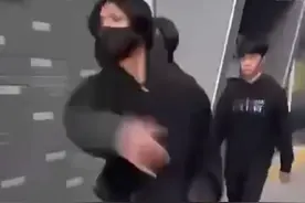 刘耀文怒打私生手机，制止跟拍行为！图片