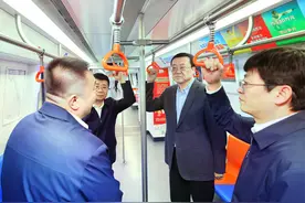 张柱在乌鲁木齐国际机场和乌鲁木齐国际陆港区调研图片