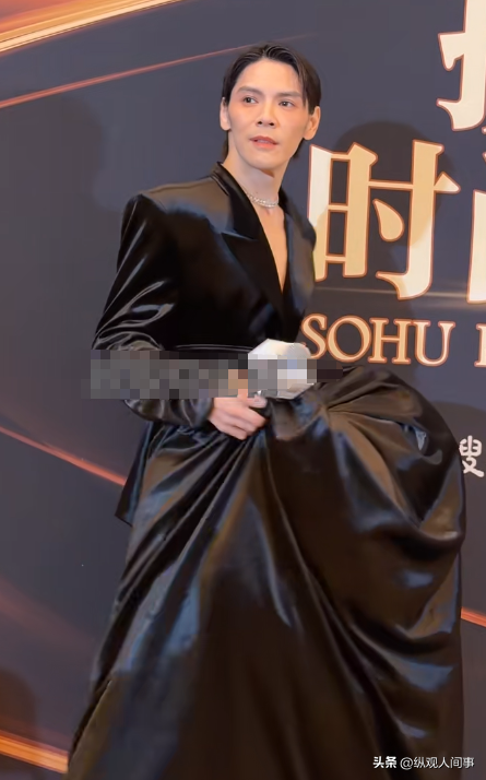 杨颖突然亮相芭莎，瘦成一把骨头腋下副乳却突出，人群中尴尬提胸