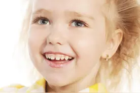 碳酸饮料真的不能多喝！小姑娘那烂掉的破牙齿，真的很吓人啊！图片