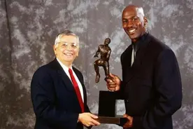 16年骑士击败勇士夺冠，肖华在颁奖时为何一副黑脸不高兴的样子？图片