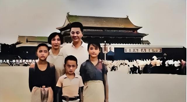 李鹏总理儿媳罕见留影	，五官端正长相大气，爷爷功勋卓著比肩元帅