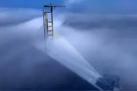 巨龙出水 雾海架桥图片