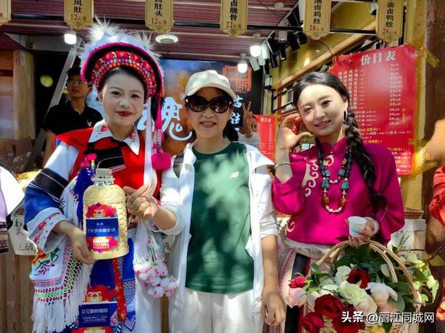 “喝着咖啡逛古城”！丽江“咖啡”巡游让游客沉醉香醇之旅