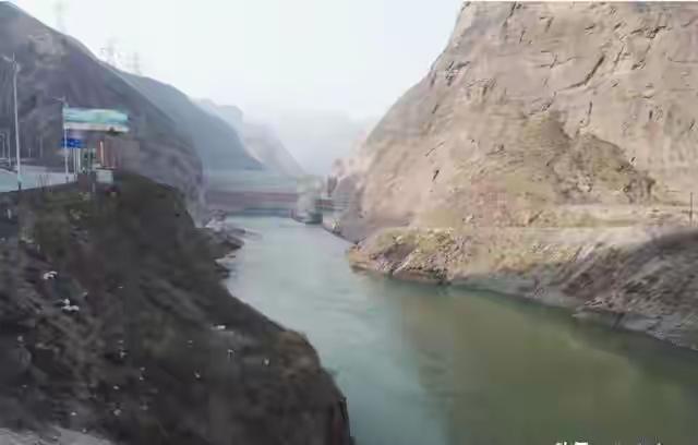 积石山是个什么样的地方？生活在这里的人们，一看到黄河就大喊家