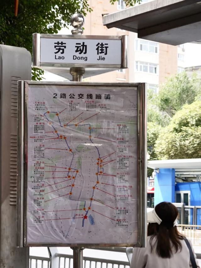 乌鲁木齐的劳动街，是由小炒、烧烤和夏夜晚风组成的