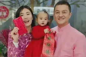 李亚鹏晒全家福,18岁李嫣兔唇治好太惊艳,与继母成闺蜜图片