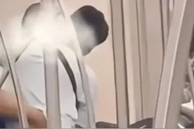 炸裂！上海2男子地铁拥吻互啃，手上动作更妖娆，整个过程被曝光图片