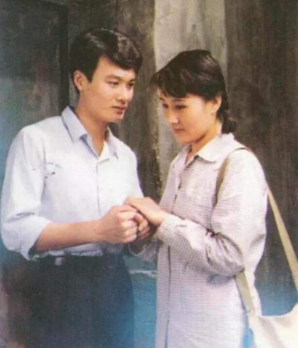 父亲是导演，母亲是老戏骨，62岁无儿无女，遗憾没让母亲当奶奶！