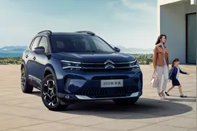 全系标配8AT，魔毯底盘！合资轿跑掀背上市，超大空间仅13万级图片