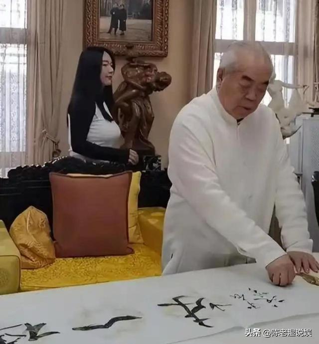 与女儿断绝关系不到3天，范曾担心的事发生了，小50岁娇妻受牵连