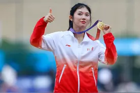 吴艳妮参加表彰大会后没有回家，而是带保镖去百度扫楼有商业头脑图片