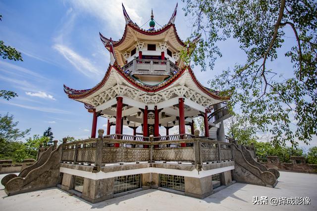登“尊师亭”，揽西川景