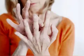 手指关节疼痛、僵硬，是怎么回事？提醒：或与这几点因素有关图片