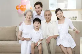 16年湖南女孩因车祸瘫痪，父亲接到神秘短信：谢谢你照顾我女儿图片