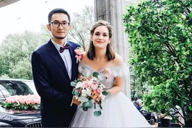 美国女孩爱上东北小伙，嫁到中国7年拿绿卡，还说：是中国人了！图片