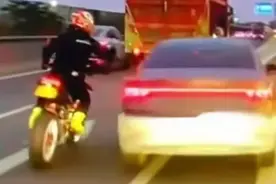 闹大了！摩托车手砸轿车被撞翻后续：车型曝光，司机或涉肇事逃逸图片