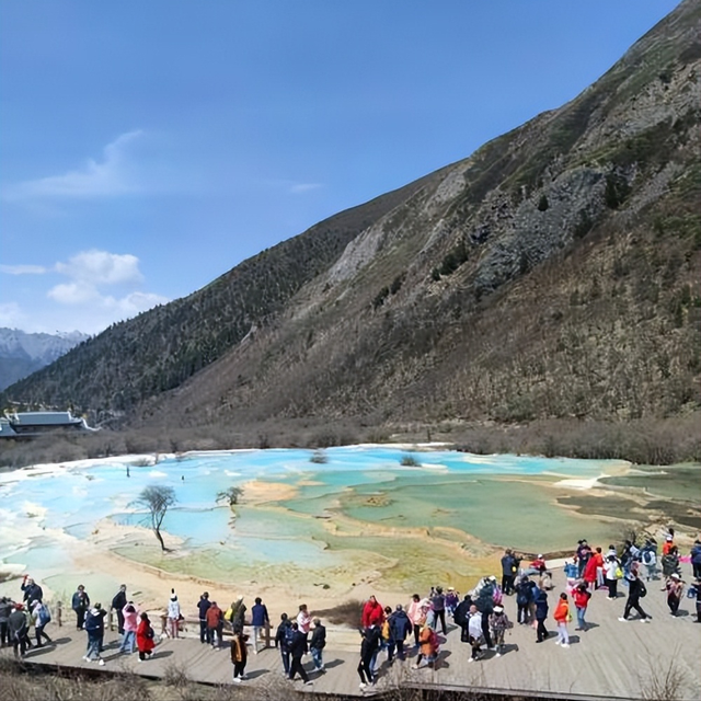 一泡尿“毁”了全家!男童尿进黄龙彩池，景区硬气通报:永久禁入