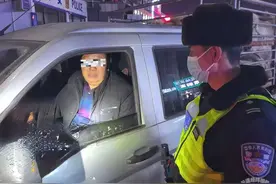 交警：请吹气！驾驶员：我吹了5杯了， 不吹了......图片