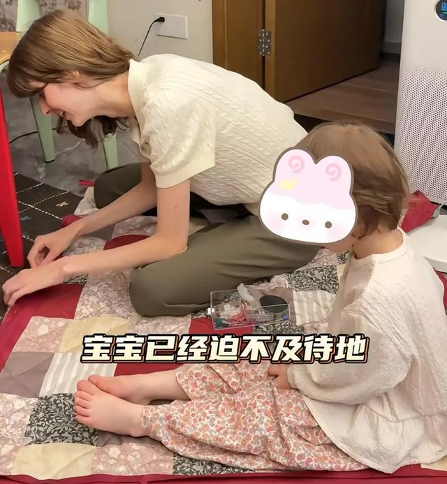 女儿开学第一天，董力阿诺全家出动，阿诺给女儿手工制小被子