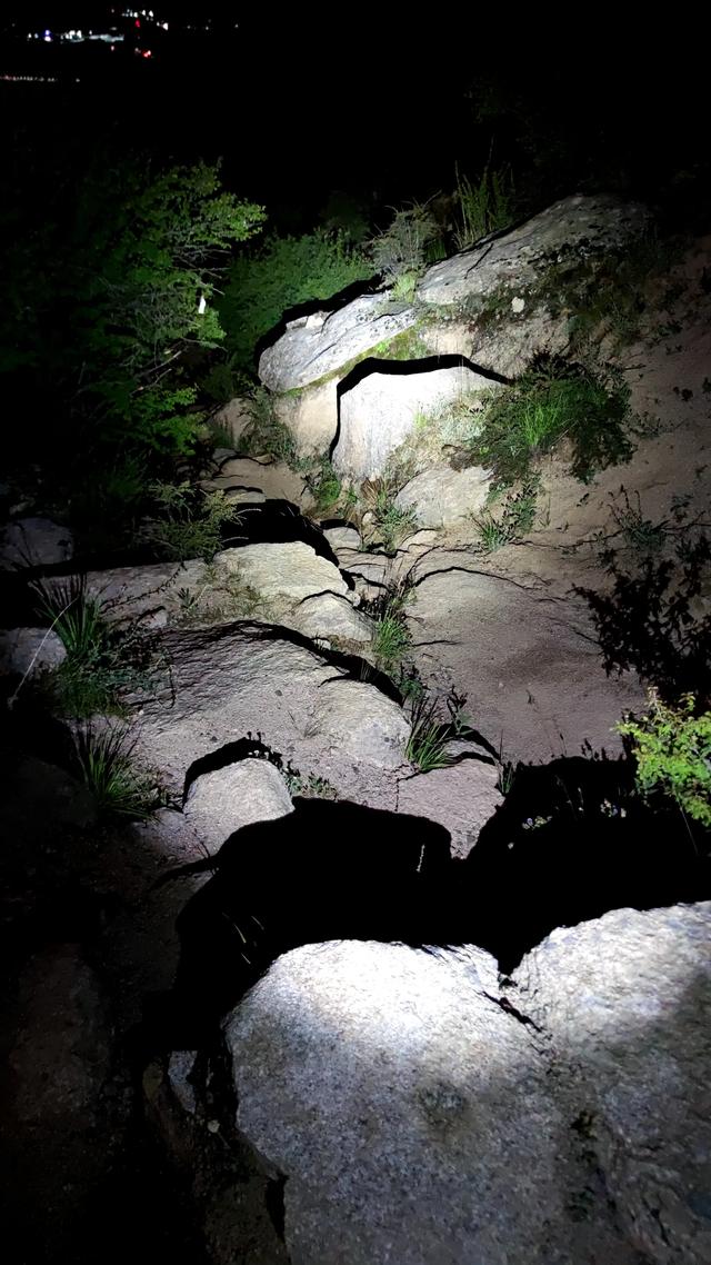 爬拉萨哲蚌寺后山,从海拔3600米到山顶5300米,上下20公里