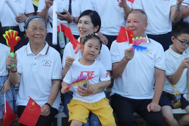 村晚·故事丨40多人组队battle桐梓“村晚”？这届避暑游客太会玩！