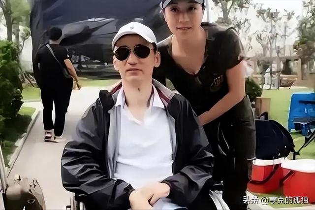她是国家一级女演员，多次给坐轮椅丈夫戴绿帽，如今儿子也是演员