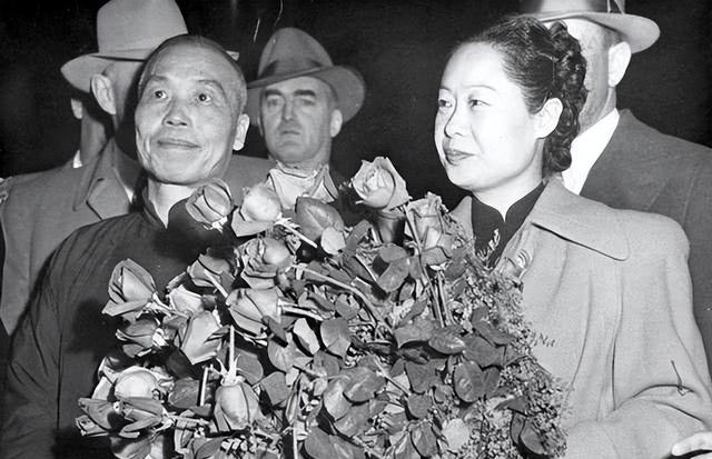 1966年75岁李宗仁和27岁妻子在寓所合影，相差近五十岁，恩爱无比