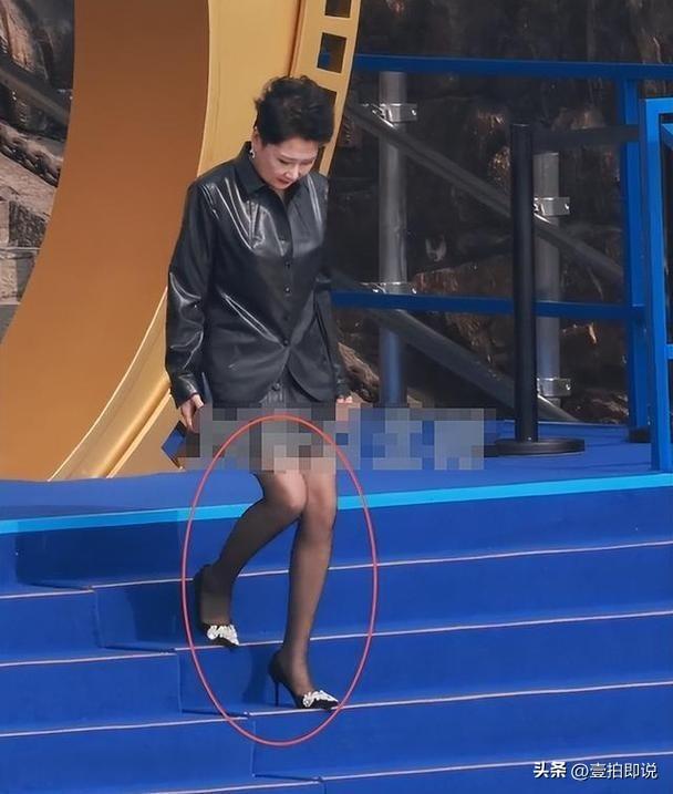 恶心一幕出现了！张凯丽因不得体穿搭被热议，刘晓庆的话得到印证