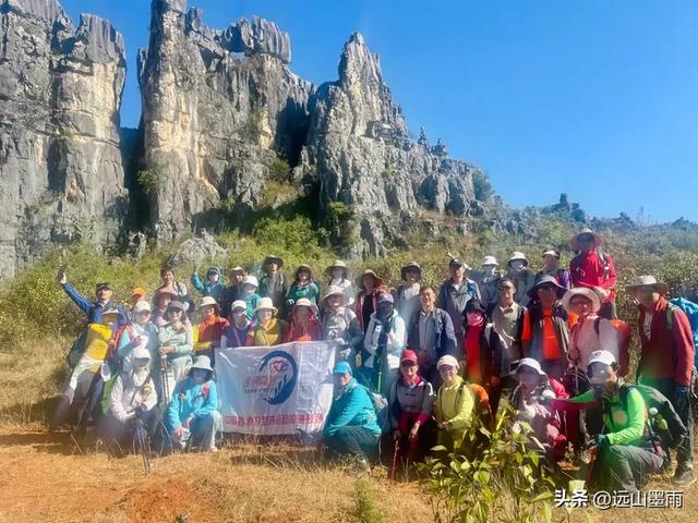 走石林仙女湖、观雷打石石林,徒步穿越绵延石林间,我们惊叹不已