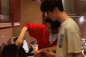 43岁范冰冰和弟弟豪宅做饭，穿开衫漂亮减龄，弟弟亲自下厨很暖男图片