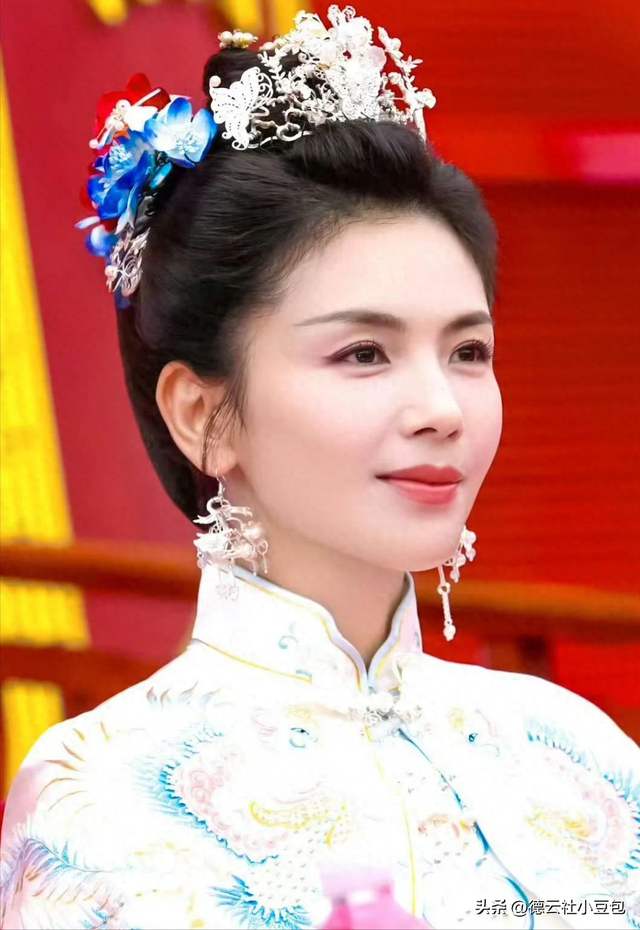 三亚冲浪李庄旗袍：刘涛47岁状态刷屏，谁还说中年不能灿烂？