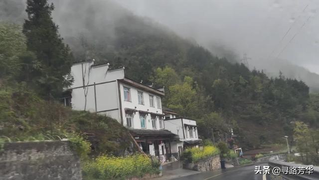 离开神农架，一路穿越山谷，云雾缭绕