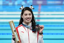 好奇很久了！奥运会颁奖典礼上，运动员手里拿的长条纸盒，是啥？图片