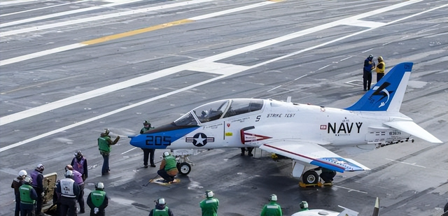 反超美国！教练10舰载教练机加速	，中国航母人才培养提速